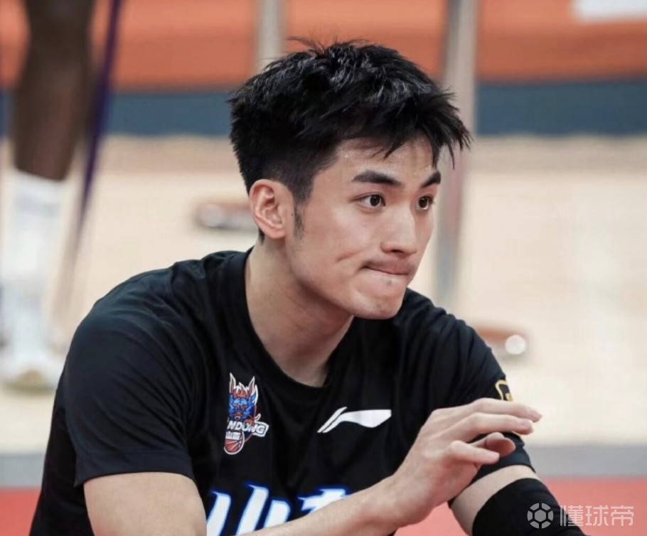 记者：于德豪训练中扭伤膝盖，将缺席今晚对阵广东的比赛