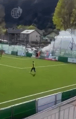 球场起火！前英超硬汉秒变消防员，提着水管狂奔灭火