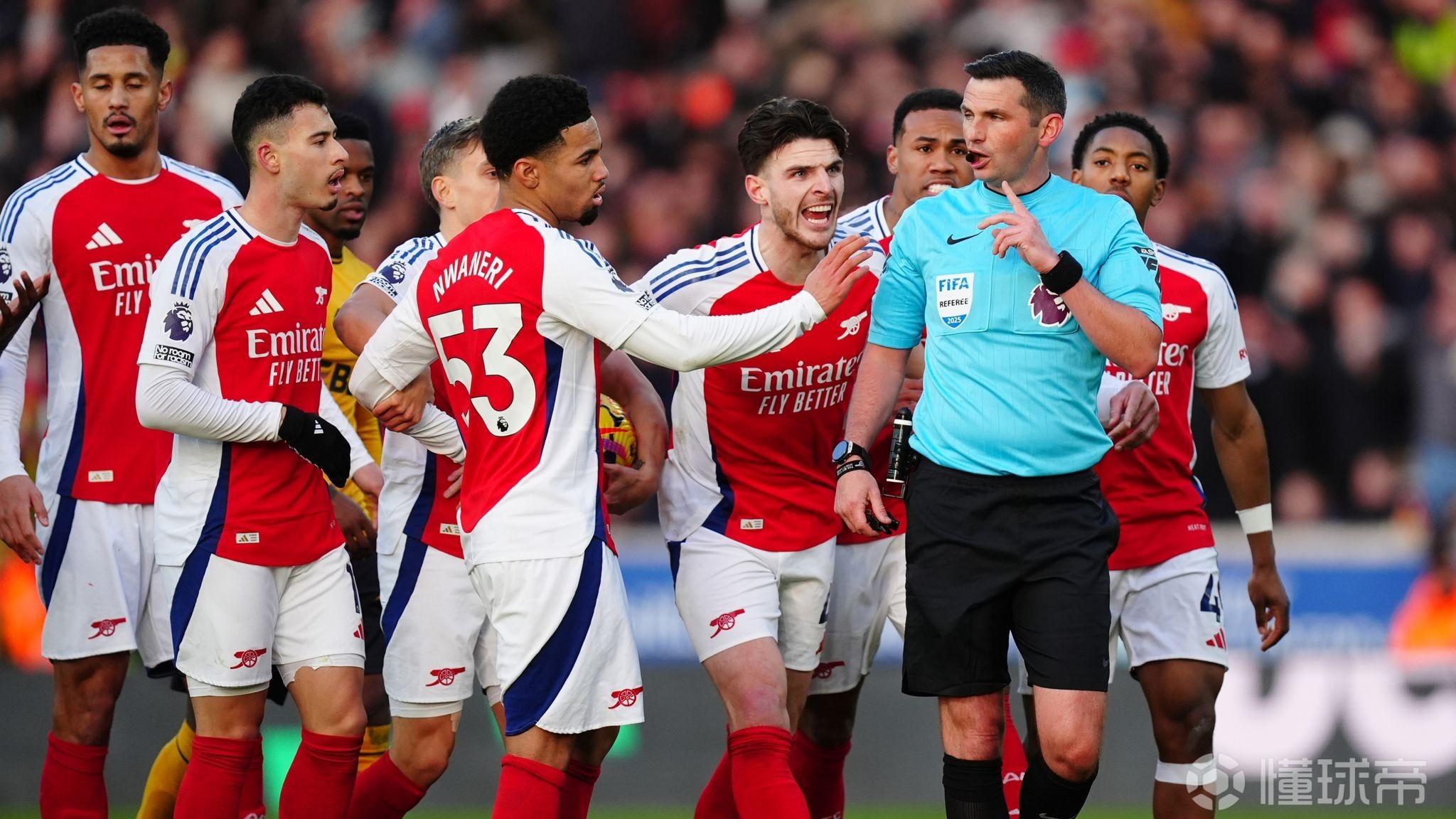 奥利弗执法阿森纳出牌次数最多，对利物浦和曼城从未出示红卡