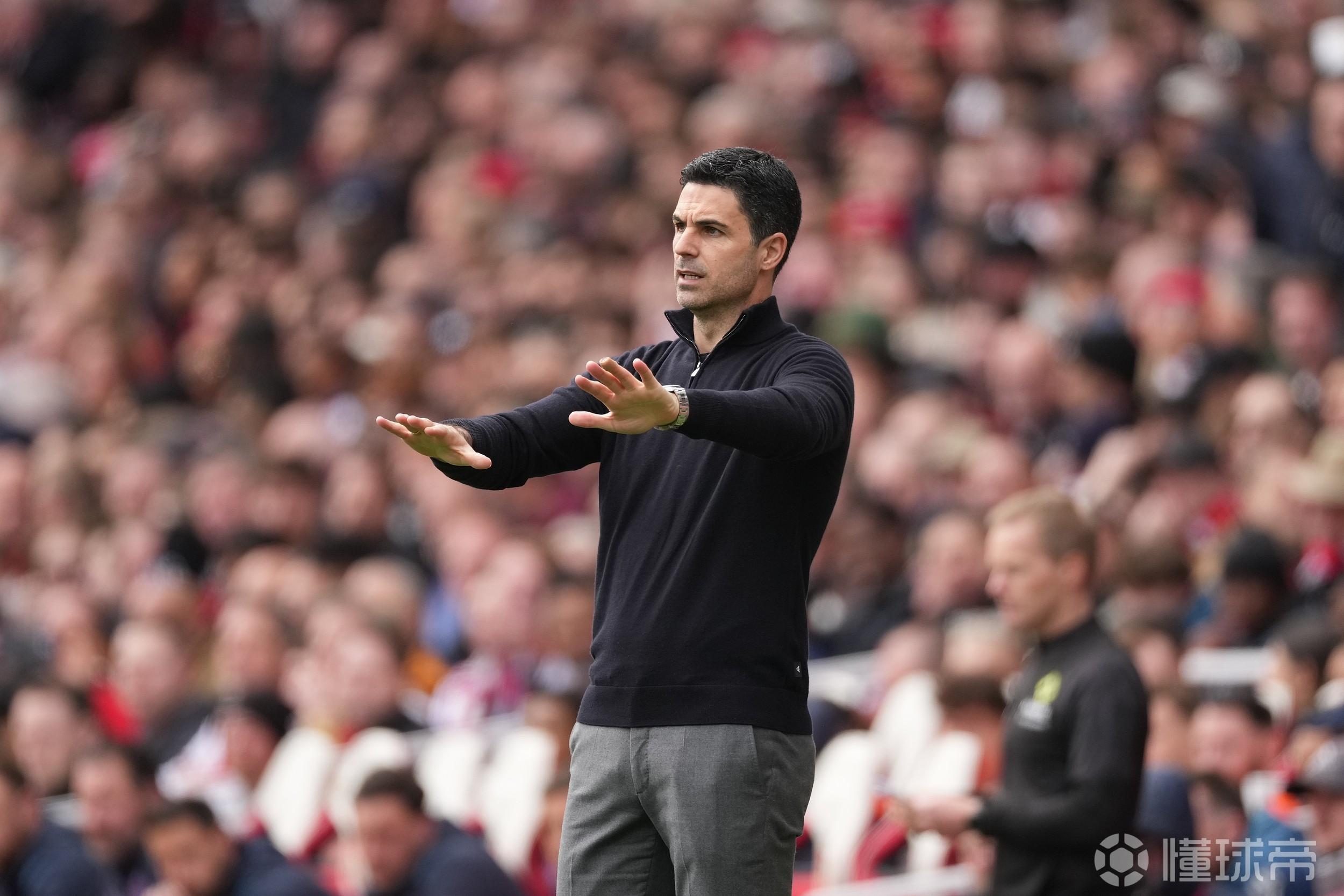 记者：阿森纳球迷抱怨球队无法快速推进，塔帅示意他们冷静