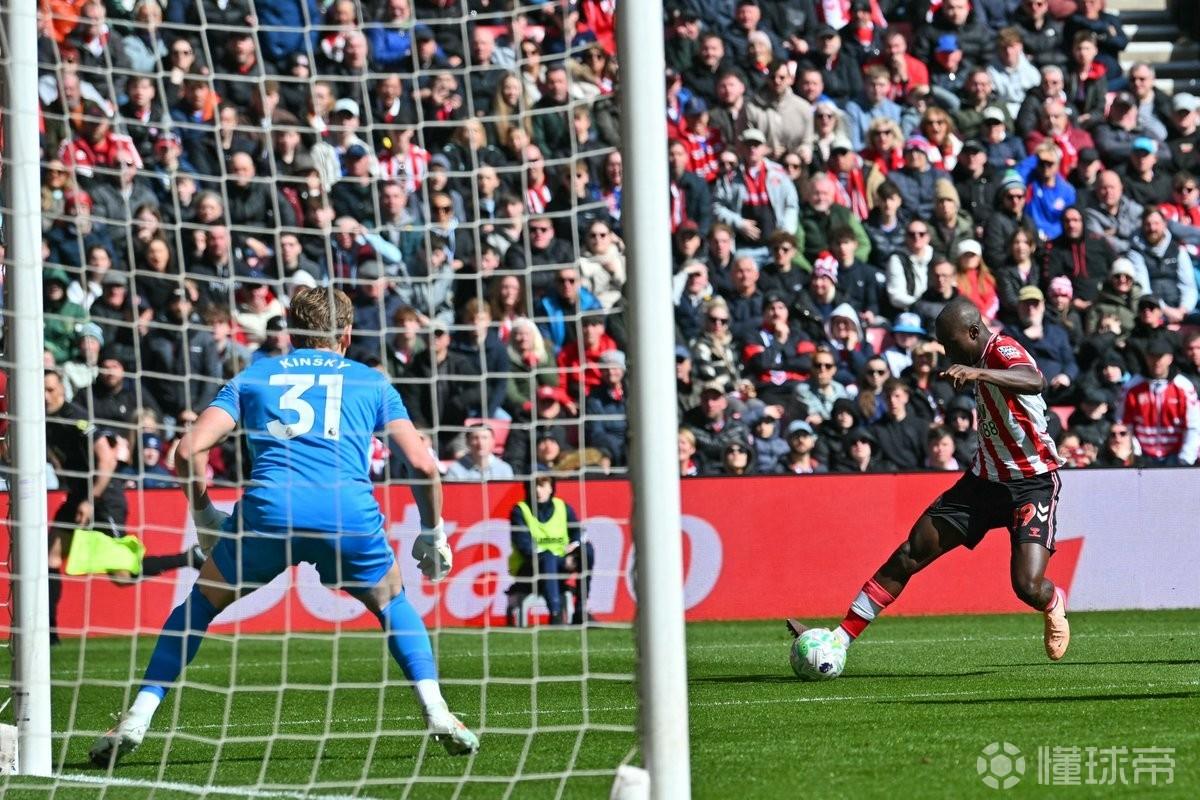 嘲讽热刺，桑德兰球迷高唱：要降级啦，你们要降级啦