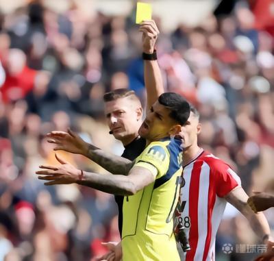 一人搅乱防线，桑德兰前锋布罗贝伊上半场造热刺3名后卫染黄