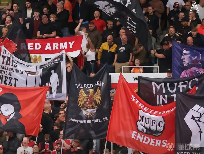 曼联官方：对阵利兹联时，斯特雷福德看台上层新增120面旗帜